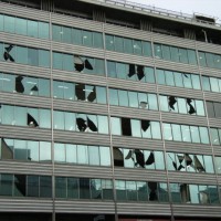 地震で割れたガラス 地震で割れたガラス