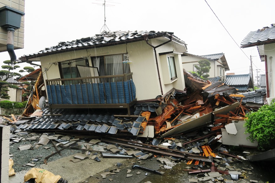 地震にて倒壊、一階部分が押し潰されている
